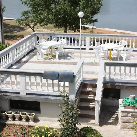 - Donja 2001c Apartment Supetarska Draga