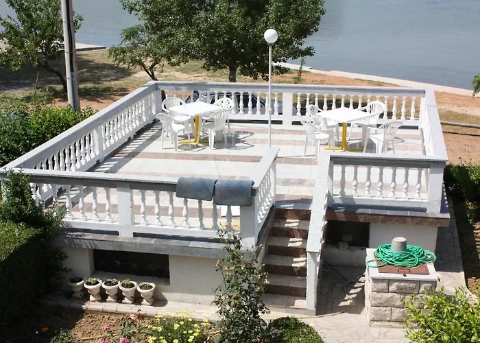 - Donja 2001c Apartman Supetarska Draga